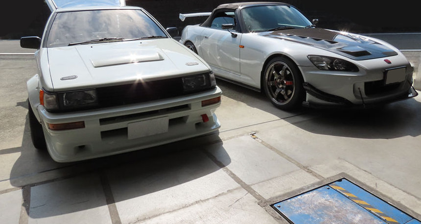 店舗前に並ぶAE86とS2000（正面）