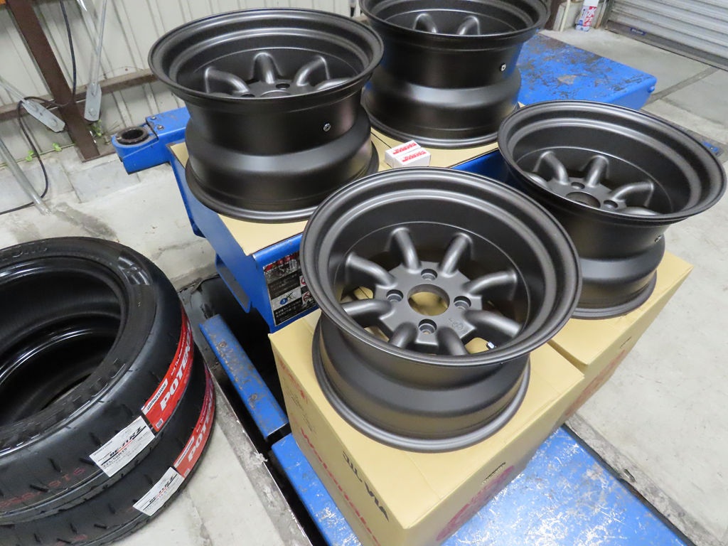 組み込み前のワタナベホイールとブリヂストン POTENZA