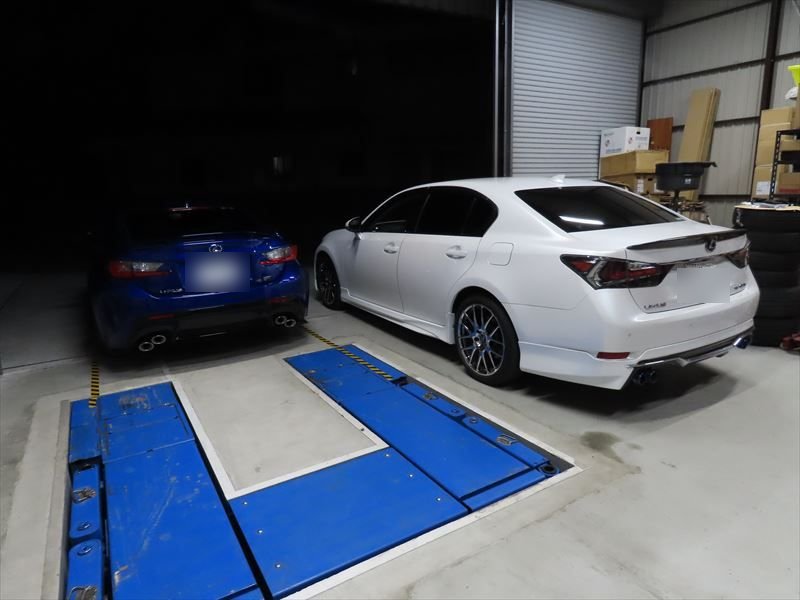 ヒビノオートの作業スペース。リフト前に並ぶお車